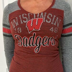 5th & Ocean Women’s Red and Gray Wisconsin Badgers Long Sleeves Shirt Size Small